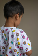 Tissu en ligne jersey de coton lycra brillant avec motifs de sucreries d'été popsicle, crème glacé et beigne. Online fabric cotton spandex glitter jersey knit with popsicle, ice cream and donut.