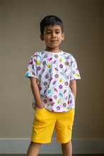 Tissu en ligne jersey de coton lycra brillant avec motifs de sucreries d'été popsicle, crème glacé et beigne. Online fabric cotton spandex glitter jersey knit with popsicle, ice cream and donut.