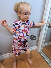 Tissu en ligne Québec jersey de coton lycra motif d'écusson d'adolescent. Online fabric cotton spandex jersey knit with teen cool patches.