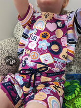 Tissu en ligne Québec jersey de coton lycra motif d'écusson d'adolescent. Online fabric cotton spandex jersey knit with teen cool patches.