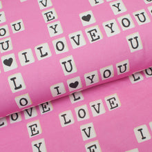 Tissu en ligne Québec jersey de coton lycra motif de Saint-Valentin avec mot de scrabble. Online fabric cotton spandex jersey knit with scrabble print.