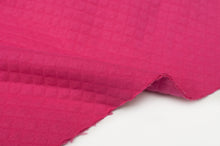Tissu en ligne matelassé de coton couleur uni. Online fabric diamond quilted cotton solid color.