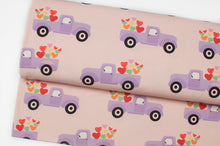 Tissu en ligne Québec jersey de coton lycra motif de camion et de coeur parfait pour la Saint-Valentin. Online fabric cotton spandex jersey knit with pick-up and heart.