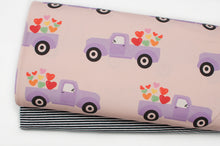 Tissu en ligne Québec jersey de coton lycra motif de camion et de coeur parfait pour la Saint-Valentin. Online fabric cotton spandex jersey knit with pick-up and heart.
