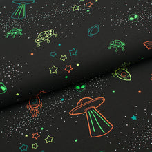 Tissu en ligne Québec jersey de coton lycra motif de vaisseau spatial alien néon. Online fabric cotton spandex jersey knit with spatial galaxy theme.