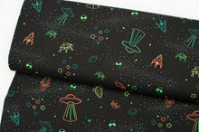 Tissu en ligne Québec jersey de coton lycra motif de vaisseau spatial alien néon. Online fabric cotton spandex jersey knit with spatial galaxy theme.