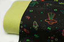 Tissu en ligne Québec jersey de coton lycra motif de vaisseau spatial alien néon. Online fabric cotton spandex jersey knit with spatial galaxy theme.