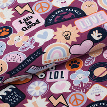 Tissu en ligne Québec jersey de coton lycra motif d'écusson d'adolescent. Online fabric cotton spandex jersey knit with teen cool patches.