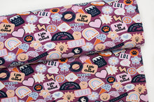 Tissu en ligne Québec jersey de coton lycra motif d'écusson d'adolescent. Online fabric cotton spandex jersey knit with teen cool patches.