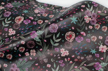 Tissu en ligne Québec similicuir, faux cuir, cuirette avec motif de fleurs. Online fabric faux leather with flowers.