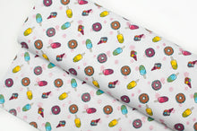 Tissu en ligne jersey de coton lycra brillant avec motifs de sucreries d'été popsicle, crème glacé et beigne. Online fabric cotton spandex glitter jersey knit with popsicle, ice cream and donut.