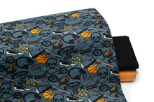 Tissu en ligne Québec jersey de coton lycra motif de garçon adolescent avec skate et jeux vidéo. Online fabric cotton spandex jersey knit with teen design.
