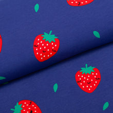 Tissu en ligne Québec coton ouaté mince coton lycra avec motif de fraises. Online fabric shop sweat cotton spandex jersey knit with strawberries.