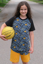 Tissu en ligne Québec jersey de coton lycra motif de garçon adolescent avec skate et jeux vidéo. Online fabric cotton spandex jersey knit with teen design.