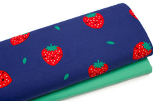 Tissu en ligne Québec coton ouaté mince coton lycra avec motif de fraises. Online fabric shop sweat cotton spandex jersey knit with strawberries.