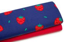 Tissu en ligne Québec coton ouaté mince coton lycra avec motif de fraises. Online fabric shop sweat cotton spandex jersey knit with strawberries.