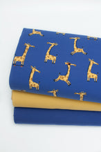 Tissu en ligne Québec jersey de coton lycra motif de girafe sur une planche à roulettes. Online fabric jersey cotton spandex knit with giraffes on skaboard.
