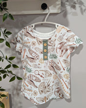Tissus en ligne Québec jersey de coton lycra motif de fossile de dionsaure. Online fabric store cotton spandex jersey knit with fossil dino pattern.