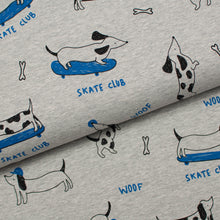 Tissu en ligne Québec jersey de coton lycra motif de chien saucisse qui font de la planche à roulettes. Oneline fabric store cotton spandex jersey knit with teckel dog doing skateboard.