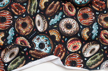 Tissu en ligne Québec jersey de coton lycra motif de beignes. Online fabric cotton spandex jersey knit with donut.