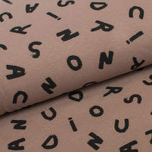Tissu en ligne french terry brossé avec motif de lettre d'alphabet. Online fabric cotton sweat brushed french terry with alphabet.