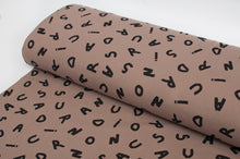 Tissu en ligne french terry brossé avec motif de lettre d'alphabet. Online fabric cotton sweat brushed french terry with alphabet.
