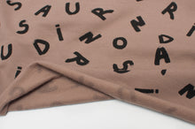 Tissu en ligne french terry brossé avec motif de lettre d'alphabet. Online fabric cotton sweat brushed french terry with alphabet.