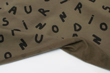 Tissu en ligne french terry brossé avec motif de lettre d'alphabet. Online fabric cotton sweat brushed french terry with alphabet.