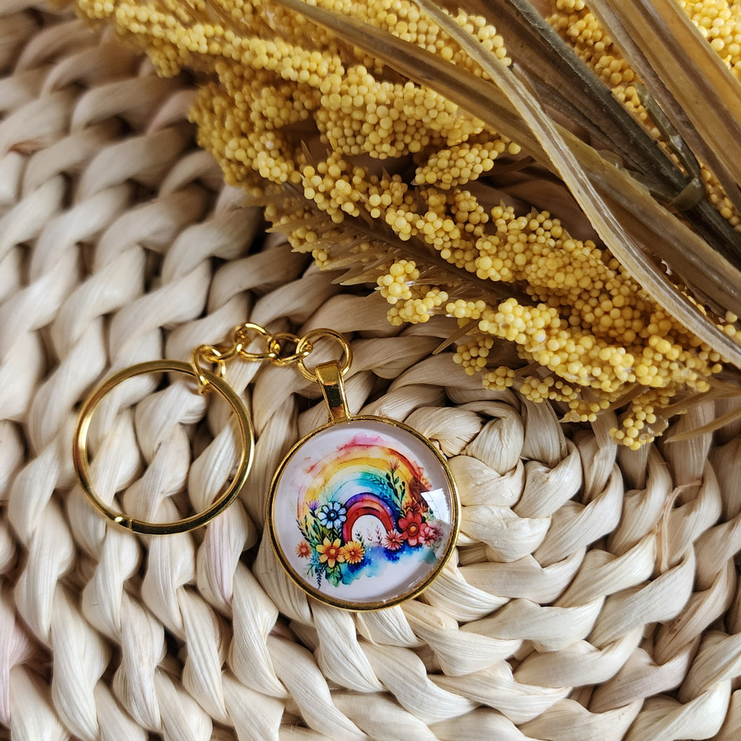 Porte-clés cabochon avec motif d'arc-en-ciel. Cabochon key ring with a rainbow.