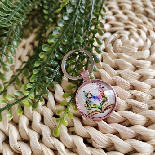 Porte-clés cabochon avec motif de livre. Cabochon key ring with a book.