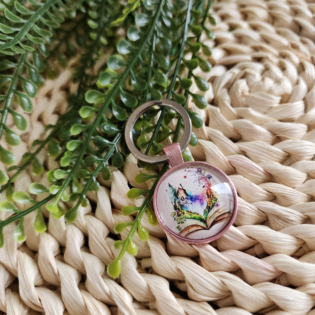 Porte-clés cabochon avec motif de livre. Cabochon key ring with a book.