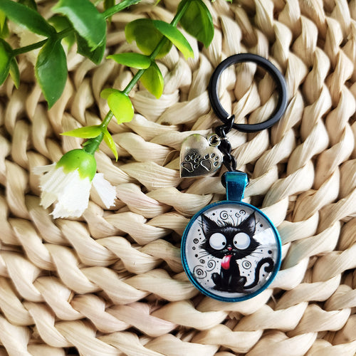Porte-clés cabochon avec motif de chat drôle. Cabochon key ring with a funny cat.