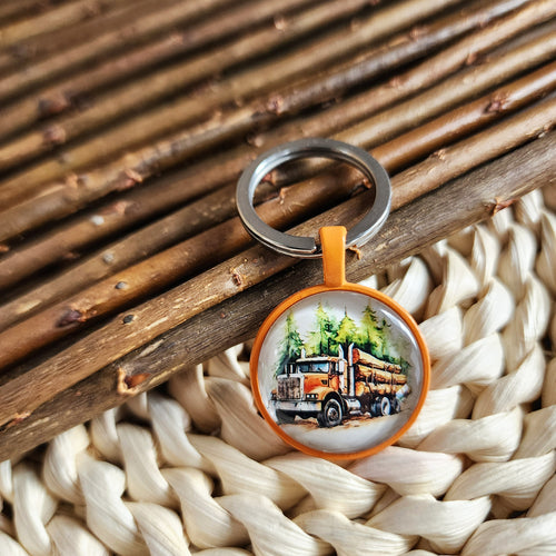 Porte-clés cabochon avec motif de camion de bois. Cabochon key ring with a wood truck.