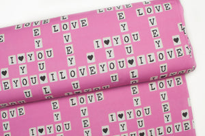 Tissu en ligne Québec jersey de coton lycra motif de Saint-Valentin avec mot de scrabble. Online fabric cotton spandex jersey knit with scrabble print.