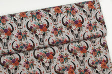Tissu en ligne jersey de coton spandex motif de crâne floral avec broderie. Online fabric cotton lycra jersey knit with floral skull.