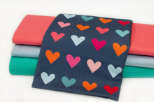 Tissu en ligne Québec jersey de coton lycra motif de coeurs. Online fabric cotton spandex jersey knit with heart.