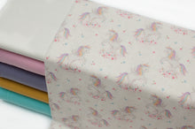 Tissu en ligne Québec jersey de coton lycra motif de licorne. Online fabric cotton spandex jersey knit with unicorn print.