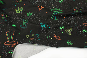 Tissu en ligne Québec jersey de coton lycra motif de vaisseau spatial alien néon. Online fabric cotton spandex jersey knit with spatial galaxy theme.