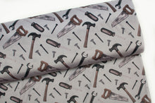Tissu en ligne Québec double side minky / squish motif d'outils de construction. Online fabric double side minky / squish with charpenter tools.