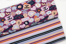 Tissu en ligne Québec jersey de coton lycra motif d'écusson d'adolescent. Online fabric cotton spandex jersey knit with teen cool patches.