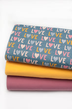 Tissu en ligne Québec jersey de coton lycra motif de Saint-Valentin. Online fabric cotton spandex jersey knit with love print.