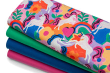 Tissu jersey de coton spandex multicolore imprimé licornes fleurs et arcs-en-ciel.