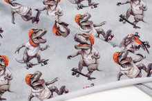 Tissu en ligne Québec jersey de coton lycra motif de dinosaure en skate. Online Canadian fabric store cotton spandex jersey knit with dinosaur doing skateboarding.