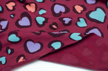 Tissu en ligne Québec french terry brossé coton lycra motif de coeur. Online fabric store sweat brushed cotton spandex french terry with heart.