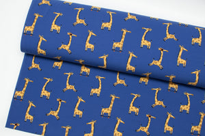 Tissu en ligne Québec jersey de coton lycra motif de girafe sur une planche à roulettes. Online fabric jersey cotton spandex knit with giraffes on skaboard.