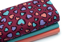 Tissu en ligne Québec french terry brossé coton lycra motif de coeur. Online fabric store sweat brushed cotton spandex french terry with heart.