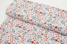 Tissu en ligne jersey de coton motif de feuillage et de fleurs. Online fabric cotton jersey knit with flowers and folliage..