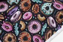 Tissu en ligne Québec jersey de coton lycra motif de beignes. Online fabric cotton spandex jersey knit with donut.