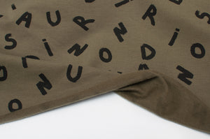 Tissu en ligne french terry brossé avec motif de lettre d'alphabet. Online fabric cotton sweat brushed french terry with alphabet.